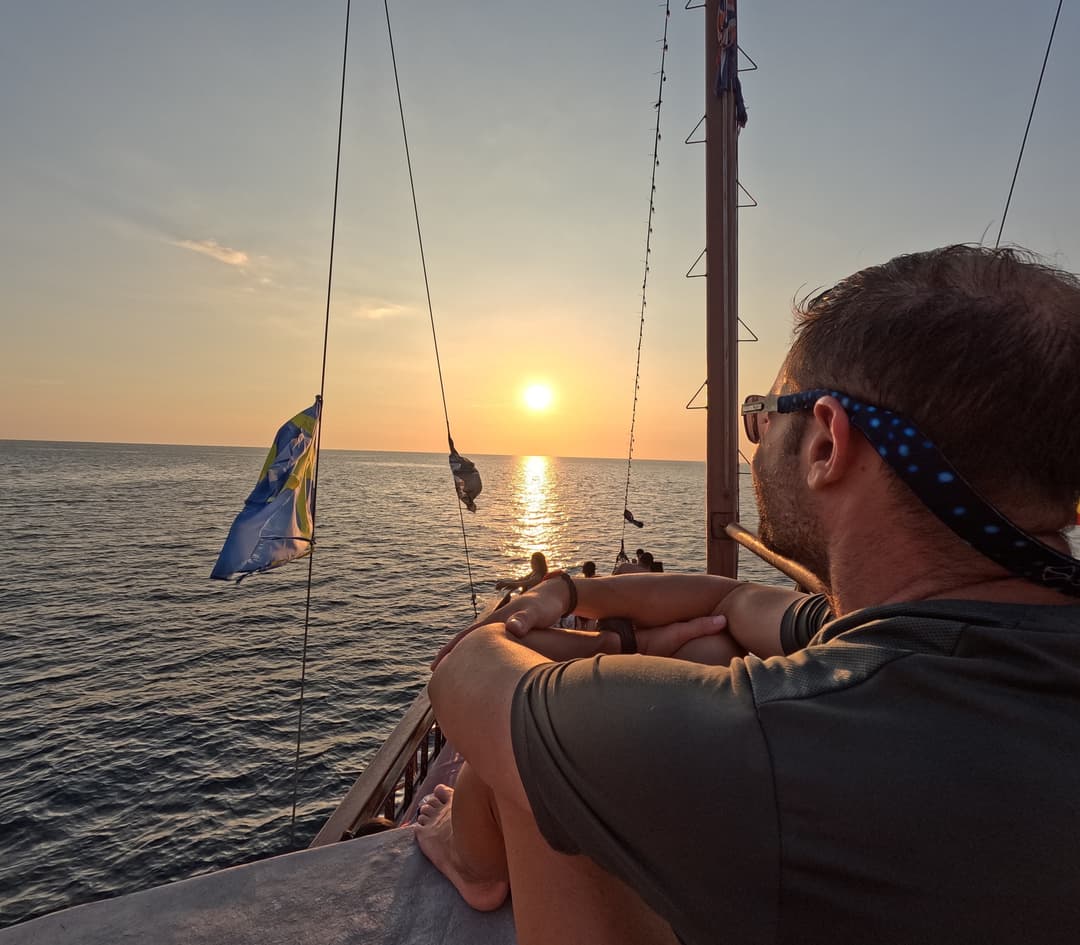 Cena al atardecer en el barco pirata
