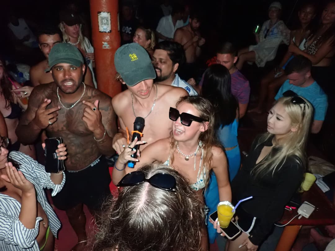 Fiesta nocturna en el barco pirata